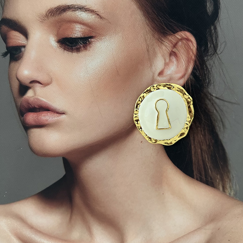 여성을위한 과장된 검은 에나멜 합금 라운드 스터드 귀걸 - Vintage Collectible Jewelry 리뷰 및 가격